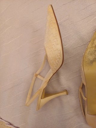 Zapatos de fiesta beige con pedrería