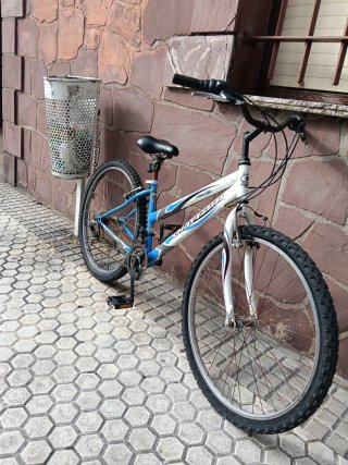 Bicicleta de montaña azul y blanca