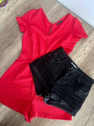 Conjunto Bershka: Vestido Rojo y Shorts Negros