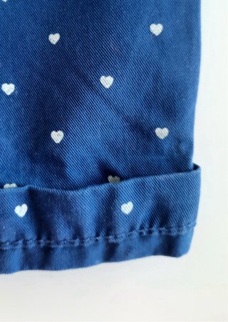 Pantalón azul con corazones