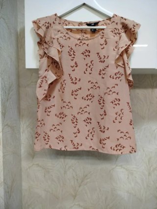 Blusa H&M con volantes talla M