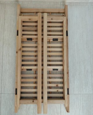 Estantería plegable de madera
