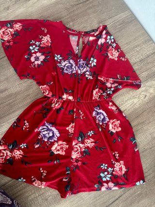 Mono Bershka floral rojo talla S