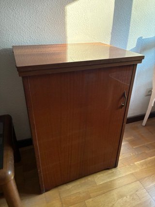 Máquina de coser Singer antigua con mueble