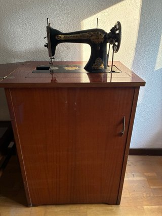 Máquina de coser Singer antigua con mueble