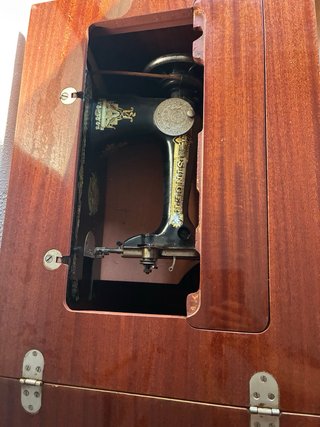 Máquina de coser Singer antigua con mueble