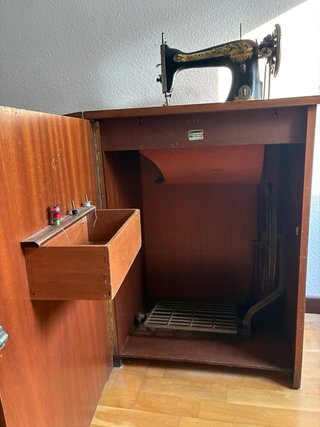 Máquina de coser Singer antigua con mueble
