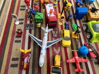 Lote de juguetes: vehículos y figuras