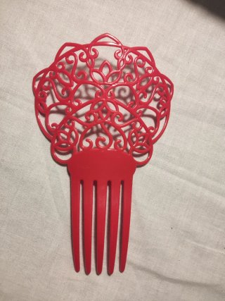 Peineta roja decorada