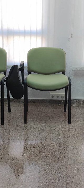 10 Sillas Acolchadas con Pupitre Abatible