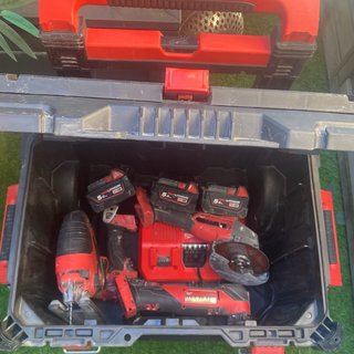 Milwaukee 4 Herramientas + 3 Baterias + Cargador