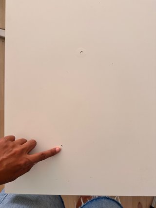 Silla transparente y escritorio blanco