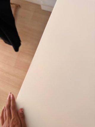 Silla transparente y escritorio blanco