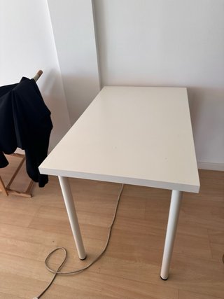 Silla transparente y escritorio blanco
