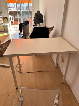 Silla transparente y escritorio blanco