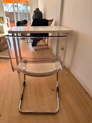 Silla transparente y escritorio blanco