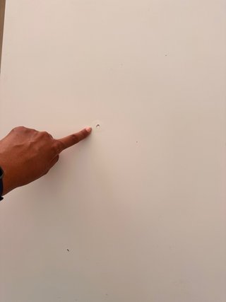 Silla transparente y escritorio blanco