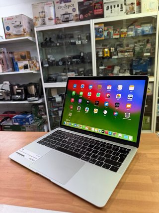 MacBook Air 2019 13” i5 8GB RAM 256GB