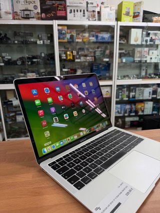 MacBook Air 2019 13” i5 8GB RAM 256GB