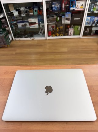 MacBook Air 2019 13” i5 8GB RAM 256GB