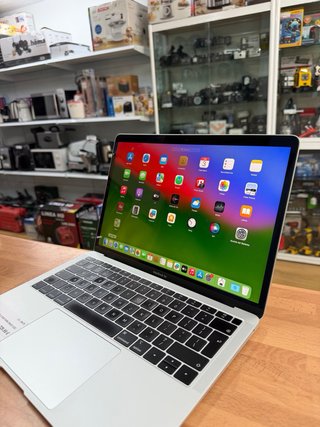 MacBook Air 2019 13” i5 8GB RAM 256GB