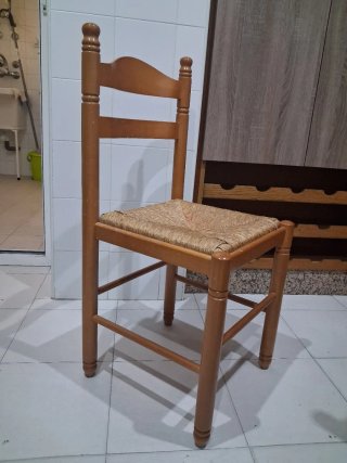Silla de madera con asiento de cáñamo