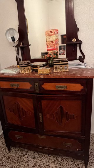 Lote de antigüedades: jarrón y orza, vajillas..