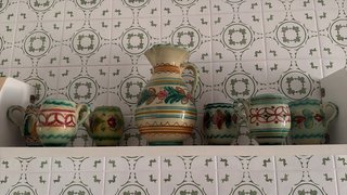 Lote de antigüedades: jarrón y orza, vajillas..