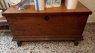 Lote de antigüedades: jarrón y orza, vajillas..