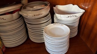 Lote de antigüedades: jarrón y orza, vajillas..