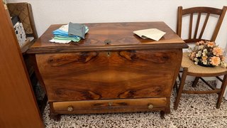 Lote de antigüedades: jarrón y orza, vajillas..