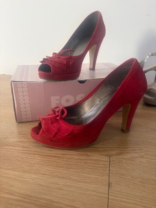 Zapatos de tacón rojos peep toe