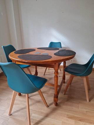 Mesa de salón con 4 sillas