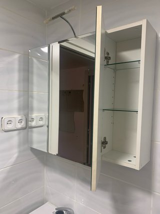 Mueble de baño con espejo plateado