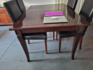 Mesa de comedor con 4 sillas