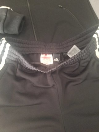 Chándal Adidas chico negro. En perfecto estado