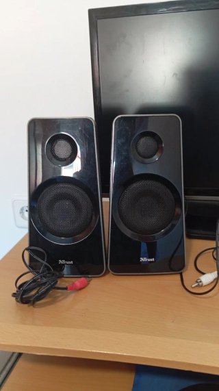 Altavoces Trust Negros