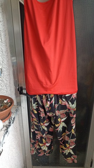 Conjunto camiseta y pantalón estampado
