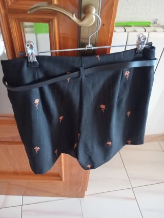 Falda pantalón Reserved negra con cinturón