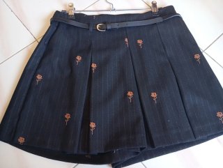 Falda pantalón Reserved negra con cinturón