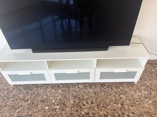 Mueble TV blanco y gris con almacenaje