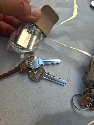 Bombin y cerradura de puerta