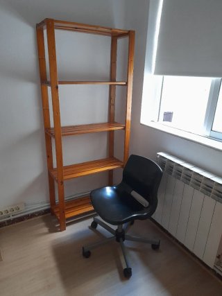 Estantería de madera y silla negra