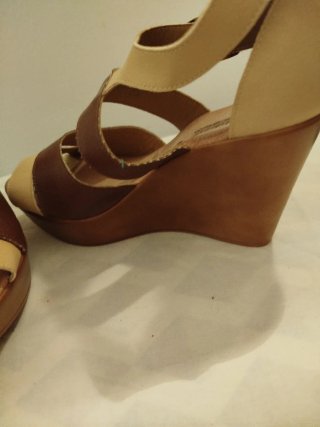 - Sandalias tacón marrón y beige,  T38