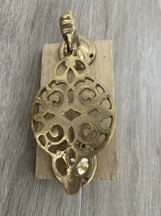 Llamador de puerta en laton