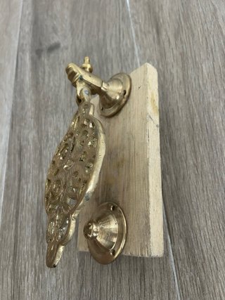 Llamador de puerta en laton