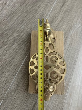 Llamador de puerta en laton