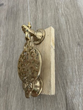 Llamador de puerta en laton