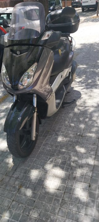 Yamaha Maxi Scooter Negra