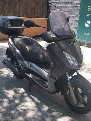 Yamaha Maxi Scooter Negra